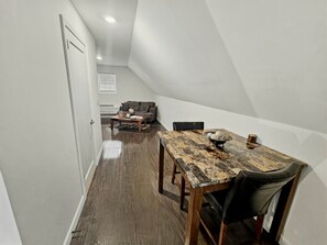 Dining - Private studio in the heart of Hendersonville (Hendersonville)
