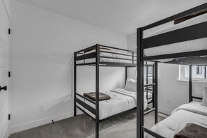 4 habitaciones, escritorio y tabla de planchar con plancha