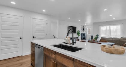 Beautiful New 4-bedroom townhome in Salt Lake City