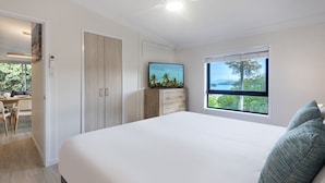 Una camera da letto con un letto grande, una scrivania e una finestra vista.