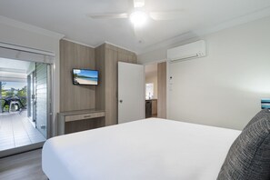 Iron/ironing board, travel cot, WiFi, bed sheets - Oasis 12 & Free Buggy - Hamilton Island (Hamilton Island)