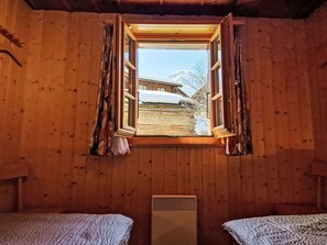 2 sovrum, skrivbord och internet