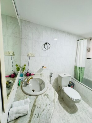 Bathroom - Green house guesthouse, Clean, quiet, secure, home from home in Baridhara, Dhaka (Dhaka)