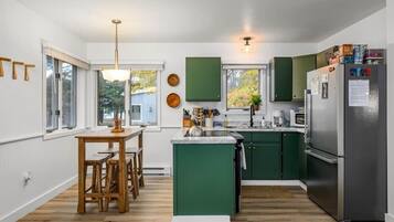 Refrigerador, microondas, horno, placa de cocina