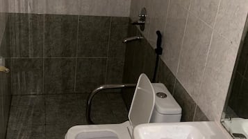 1 Bed in 4- Bed Female Dormitory | Bathroom | Free toiletries, towels, soap, shampoo
