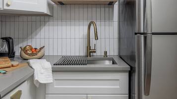 Een koelkast, een magnetron, een oven, een kookplaat