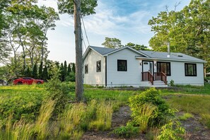 Exterior - Beach Bliss—Hamptons Getaway (Hampton Bays)