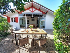 Outdoor dining - Villa Ecureuils by Interhome (Mimizan)