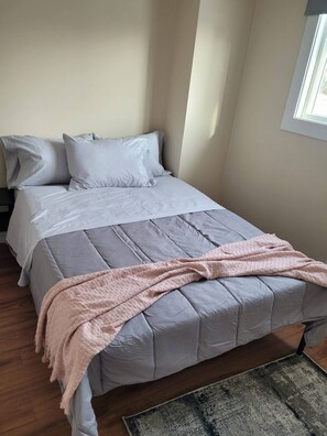 Room - Modern 2BR Near Downtown & Expo Centre (Edmonton)