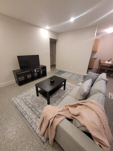 Modern 2BR Near Downtown & Expo Centre
