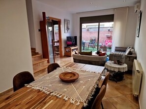 Dining - Comfort and tranquility: house with patio and parking (Sant Feliu De Guixols)