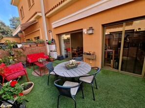 Outdoor dining - Comfort and tranquility: house with patio and parking (Sant Feliu De Guixols)