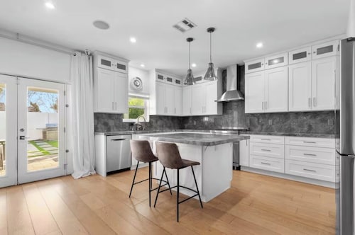 3BR Retreat w/ Pool & Spa, Prime Tarzana Location