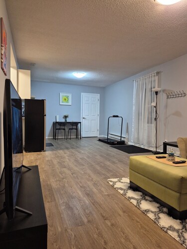 Bright & Cozy Getaway / Near Garden City Mall