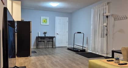 Bright & Cozy Getaway / Near Garden City Mall