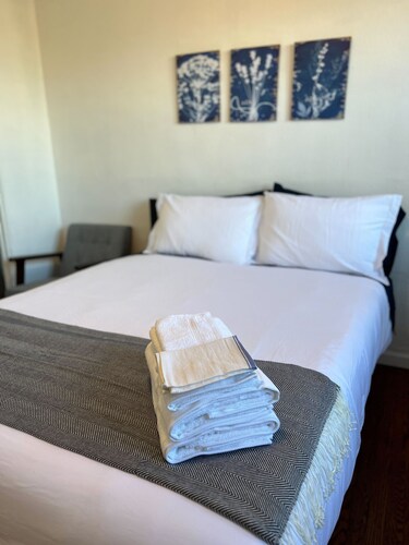 Adorable studio with AC in sunny Los Angeles