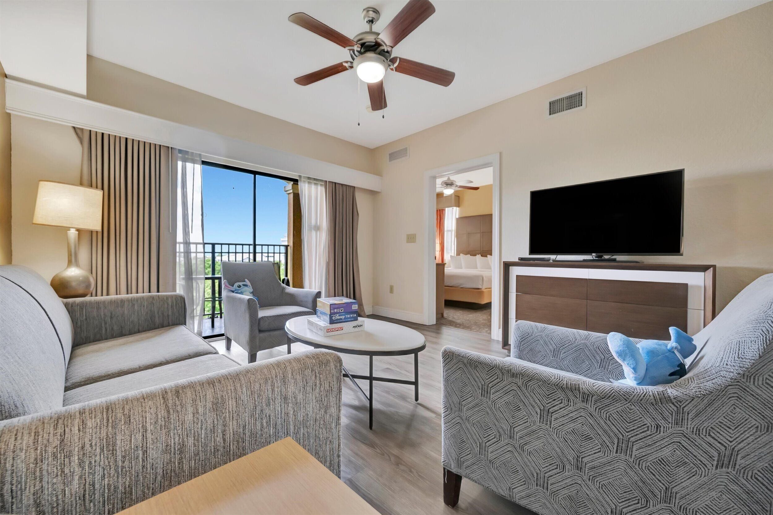 Condo Premium, 3 habitaciones, balcón | Área de sala de estar | Smart TV de 50 pulgadas con canales digitales 
