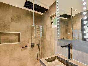 Shower - Spacious familyhouse with privat pool and slide (Lusignac)