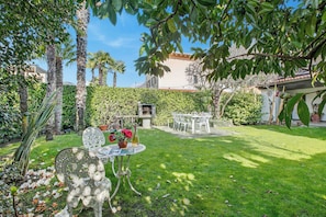 Family Apartment, Multiple Bedrooms (Casa Viola garden) | Outdoor dining - Casa Viola Garden (Losone)