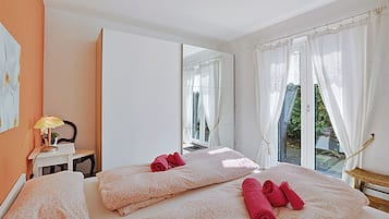 Familienapartment, Mehrere Schlafzimmer (Casa Viola garden) | 2 Schlafzimmer, Bügeleisen/Bügelbrett, kostenloses WLAN, Bettwäsche