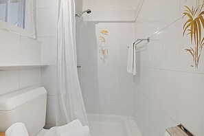 Familienapartment, Mehrere Schlafzimmer (Casa Viola garden) | Badezimmer | Dusche, Haartrockner, Handtücher, Seife