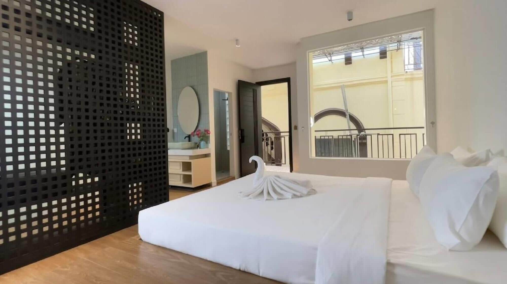 Minibar, caja de seguridad en la habitación y decoración personalizada 