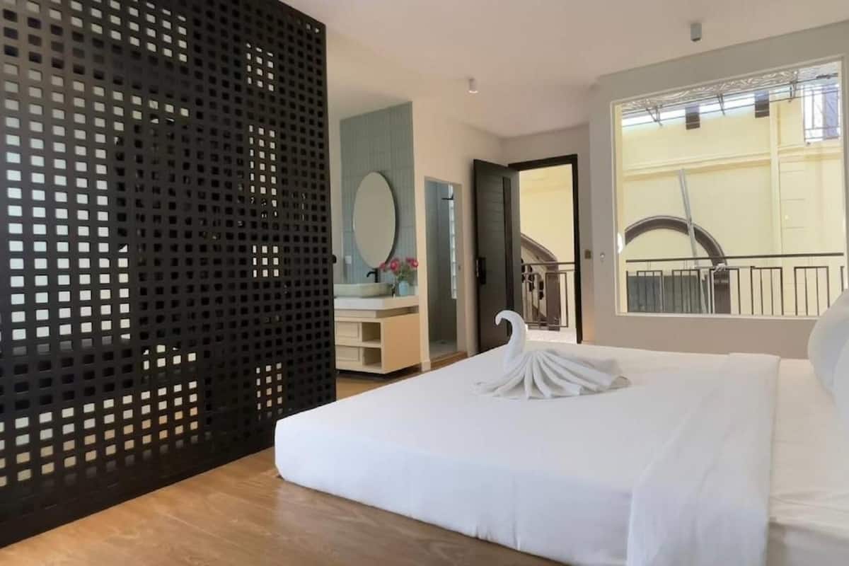 Minibar, caja de seguridad en la habitación y decoración personalizada