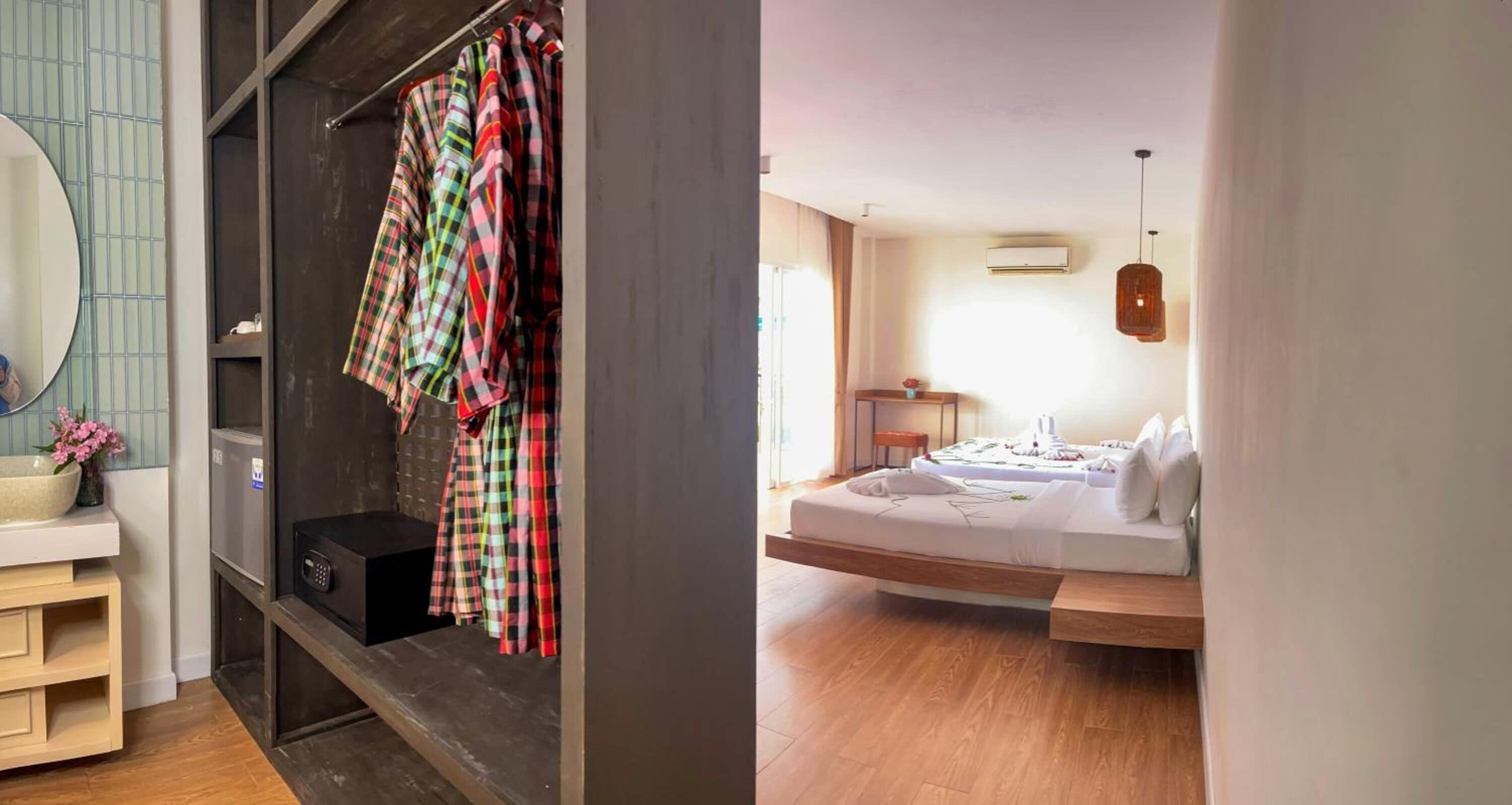 Minibar, caja de seguridad en la habitación y decoración personalizada 