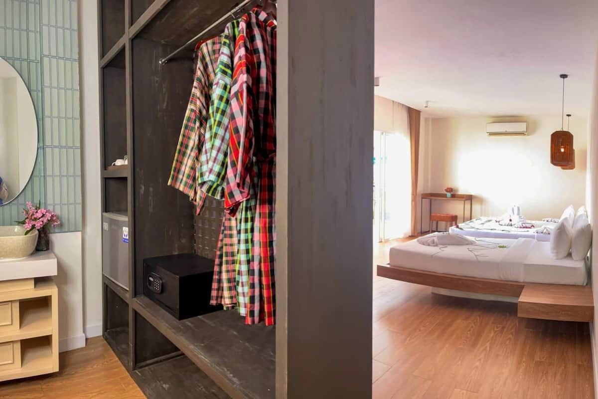 Minibar, caja de seguridad en la habitación y decoración personalizada