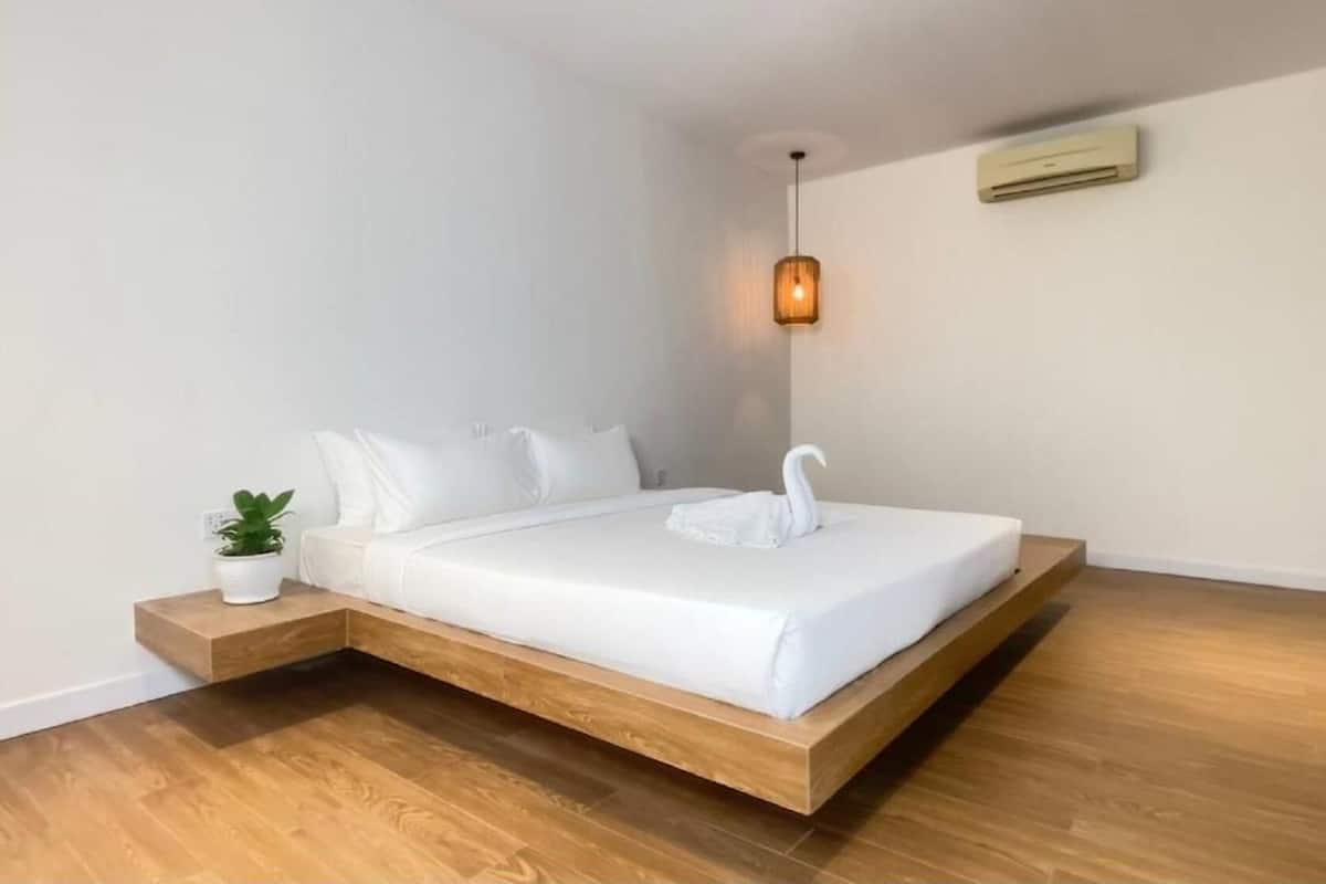Minibar, caja de seguridad en la habitación y decoración personalizada