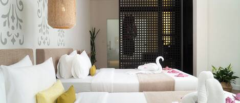Une chambre d’hôtel avec deux lits, un luminaire en fibres tressées, un mur décoratif, une porte coulissante et une plante en pot.