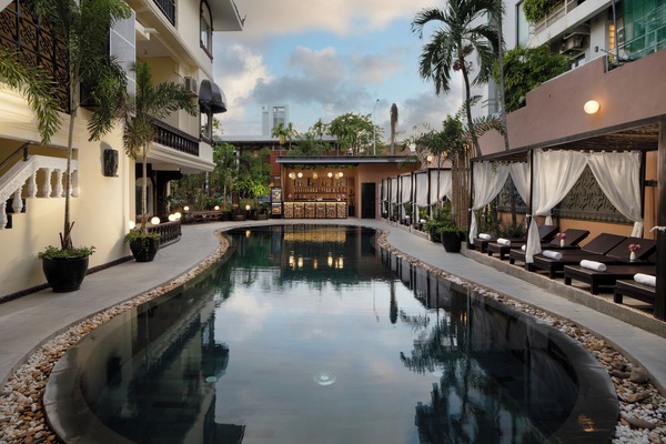 Outdoor pool, open 9:00 AM to 9:00 PM, sun loungers