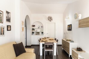 Dining - Two Steps from the Sea UP (Gallina)