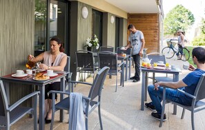 Outdoor dining - Appartement Modeste+Piscine | Proche de la rivière (Chinon)