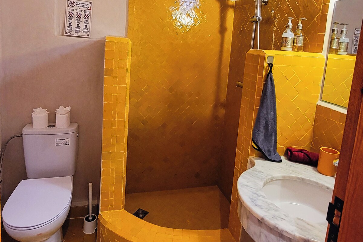 Un baño con ducha, inodoro y lavamanos.