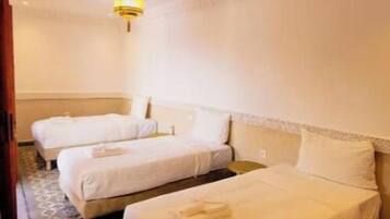 Chambre Triple Confort, vue cour intérieure | Rideaux occultants, fer et planche à repasser, Wi-Fi gratuit
