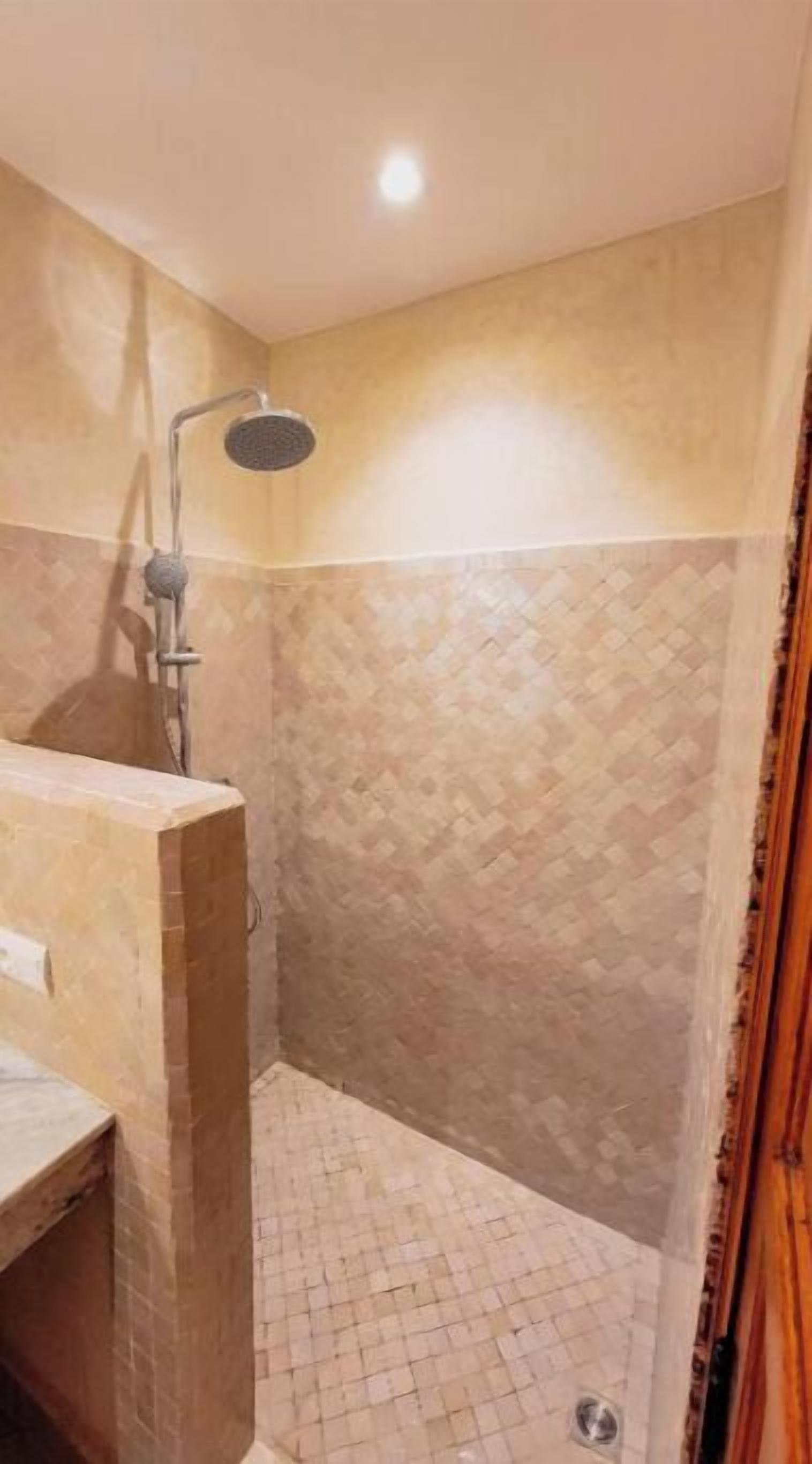 Standard-Doppelzimmer, Blick auf den Innenhof | Badezimmer | Dusche, Haartrockner, Hausschuhe, Handtücher