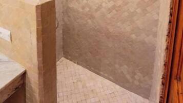 Standard-Doppelzimmer, Blick auf den Innenhof | Badezimmer | Dusche, Haartrockner, Hausschuhe, Handtücher