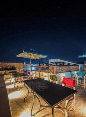تناول الطعام بالخارج