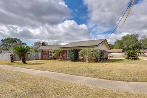 Exterior - 4 Mi to Garniers Beach Park: Home w/ Private Pool! (Fort Walton Beach)