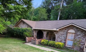 Exterior - Serene 3-bedroom house with AC in charming Columbus (Columbus)