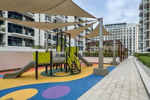Children's area - Sophisticated Studio Getaway, Minutes Drive to Iconic Dubai Landmarks - Azizi Riviera 45, Al Merkadh (Dubai)