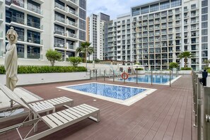 Pool - Sophisticated Studio Getaway, Minutes Drive to Iconic Dubai Landmarks - Azizi Riviera 45, Al Merkadh (Dubai)