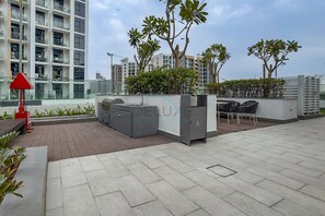 Outdoor dining - Sophisticated Studio Getaway, Minutes Drive to Iconic Dubai Landmarks - Azizi Riviera 45, Al Merkadh (Dubai)