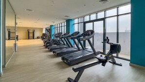 A gym with treadmills, exercise balls, and weight machines. - Sophisticated Studio Getaway, Minutes Drive to Iconic Dubai Landmarks - Azizi Riviera 45, Al Merkadh (Dubai)