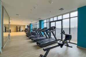 Ein Fitnessstudio mit Laufbändern, Gymbällen und Kraftgeräten.
