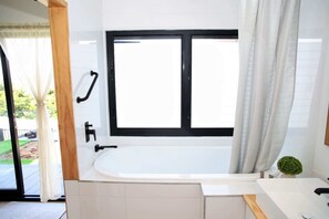 Dusche, Haartrockner, Handtücher, Shampoo