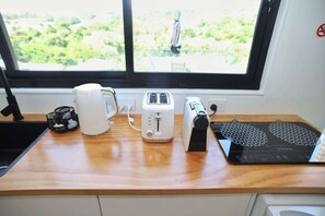 Kühlschrank, Mikrowelle, Herdplatte, Wasserkocher mit Kaffee-/Teezubehör