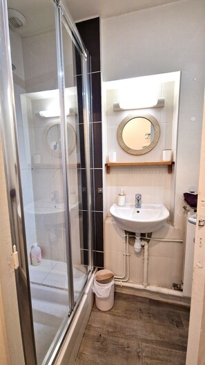 Douche, sèche-cheveux, serviettes fournies, savon