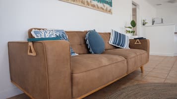 Apartamento Deluxe, balcón, vistas al mar | Zona de estar